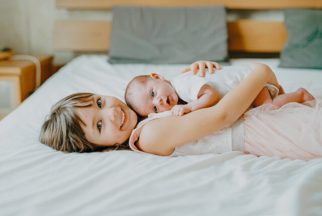 lifestyle fotografie dětí a miminka na posteli