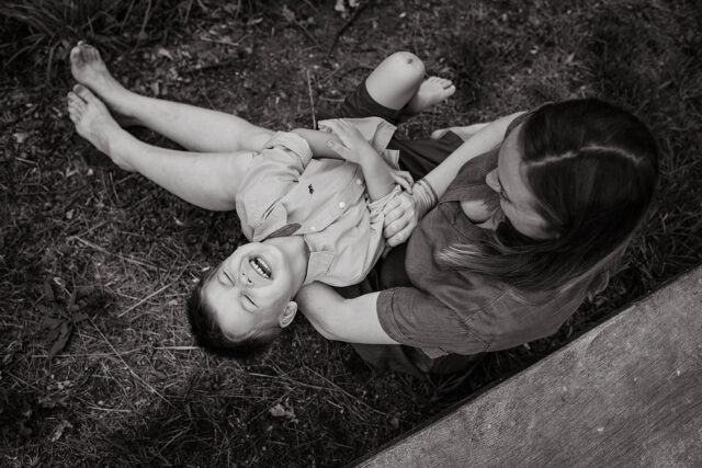 černobílá fotografie smějící se chlapec s maminkou