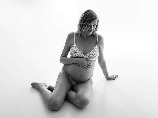 těhotenské focení portrétní poloakty v ateliéru v Praze