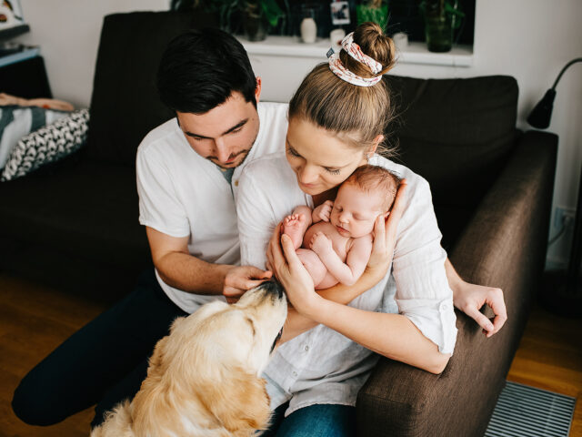 rodinná fotka páru s novorozencem a psem na lifestyle focení v Praze