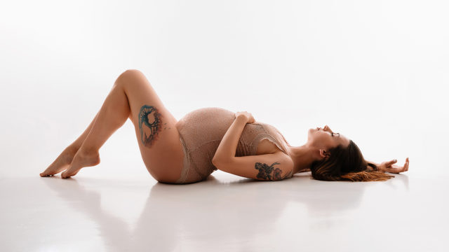 těhotenská fotka portrétní poloakty v ateliéru v Praze