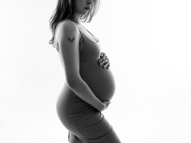 ateliérová fotografie těhotenství v ateliéru v Praze
