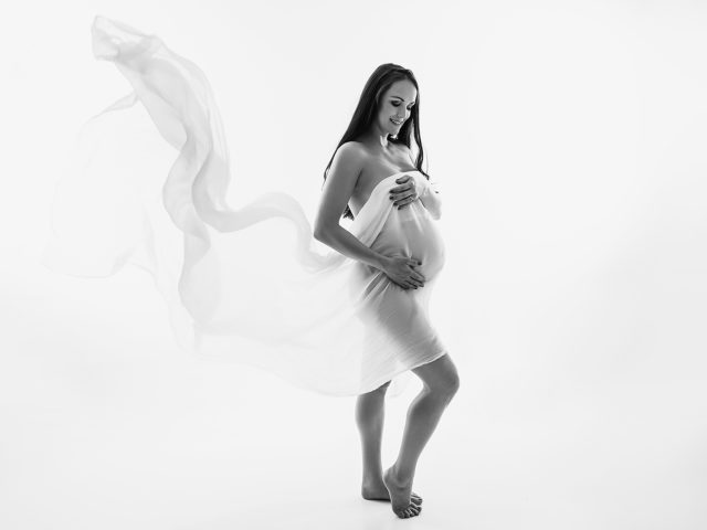 těhotenská fotografie maminky v šátku v ateliéru v Praze