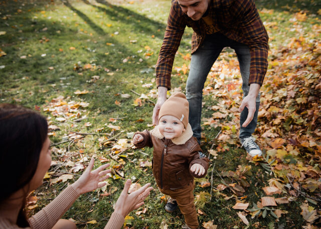 rodinné foto miminko s rodiči v podzimní přírodě