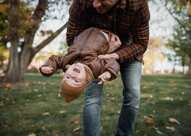 hravá fotka miminka s tatínkem v parku v Měšicích