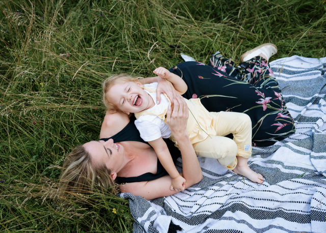 veselá fotka rozesmátá holčička s maminkou