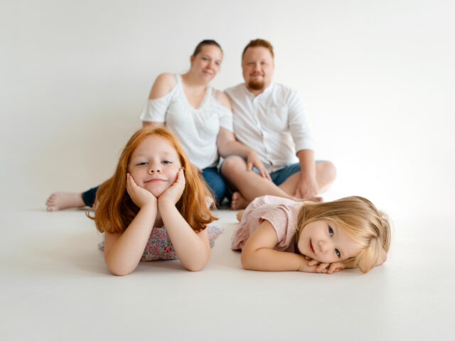 čtyřčlenná rodina na bílém pozadí na rodinném focení v ateliéru v Praze 8 Libni