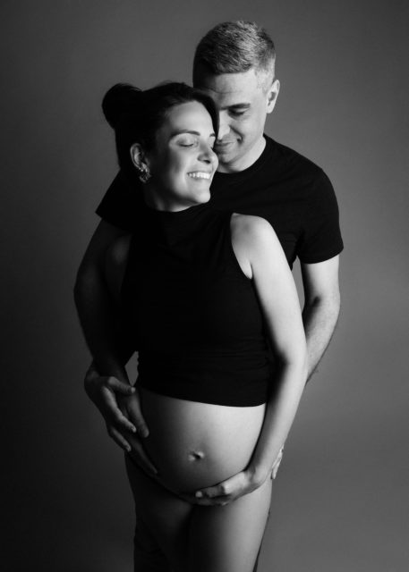 černobílá párová těhotenská fotografie v ateliéru v Praze