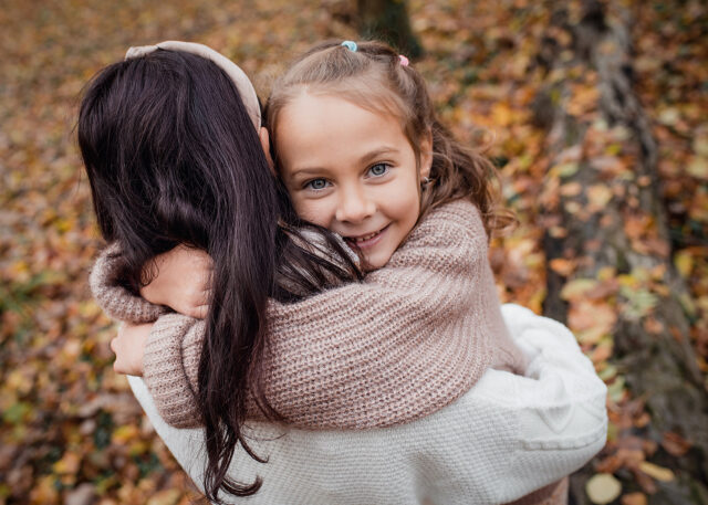 holčička s maminkou v podzimním listí