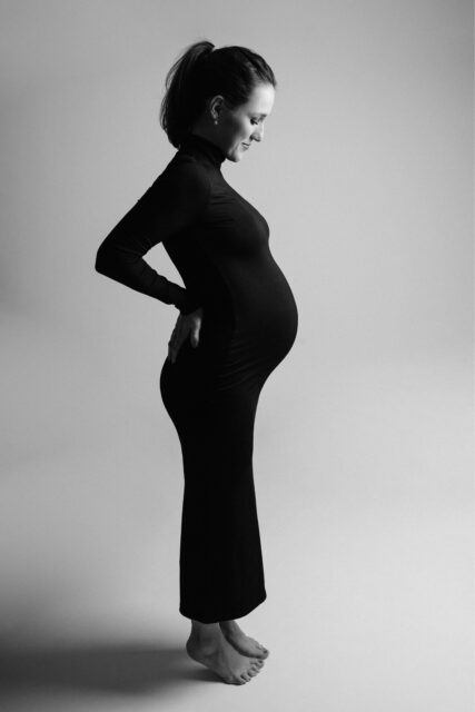 silueta těhotné ženy z těhotenského focení v ateliéru v Praze