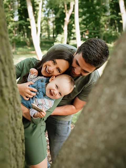 hravá rodinná fotka rodičů s miminkem v přírodě