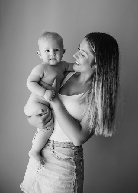 černobílá portrétní fotografie maminky s miminkem