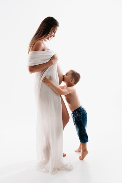 fotoportrét těhotná maminka se synem v ateliéru v Praze