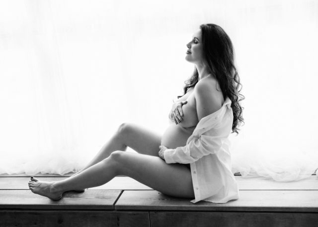 lifestyle portrétní fotografie těhotenství z těhotenského focení v Praze v ateliéru