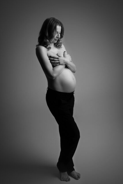 fotografie poloaktu těhotenství ve fotoateliéru v Praze