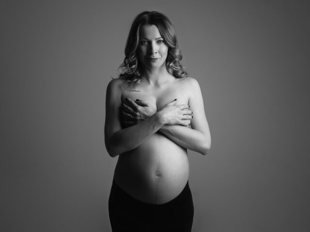 černobílá portrétní fotografie těhotné ženy v ateliéru v Praze