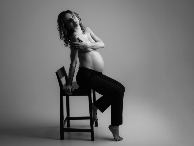 minimalistická fotografie těhotenství ve fotoateliéru v Praze těhotná žena sedící na židli