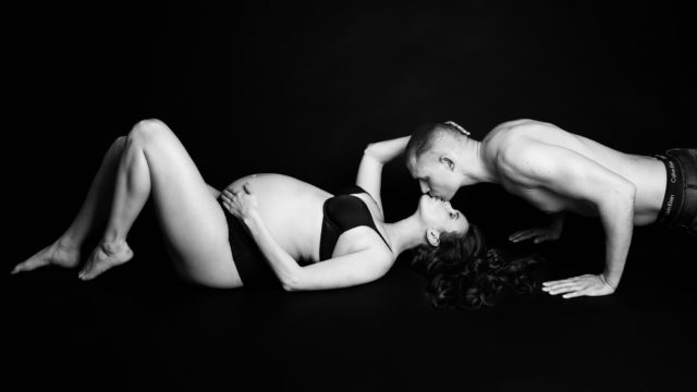 černobílá párová fotografie z těhotenského focení v ateliéru na Praze 8