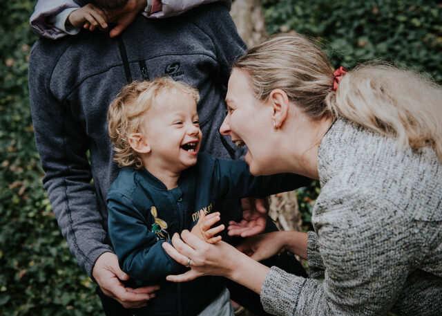 rodinná fotka smějící se maminky s miminkem
