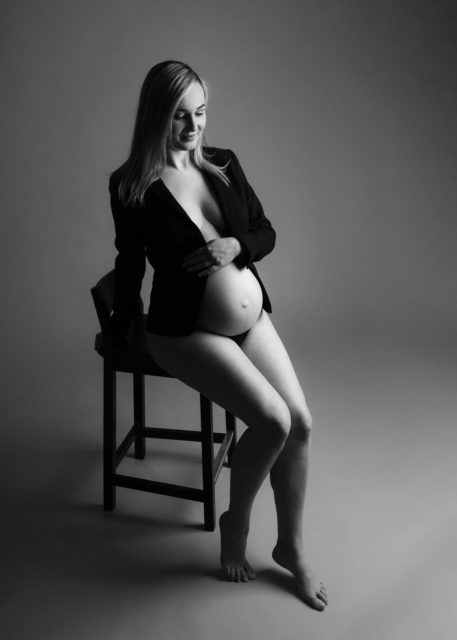 minimalistická fotografie těhotné modelky v černobílém provedení ve fotostjudiu v Praze
