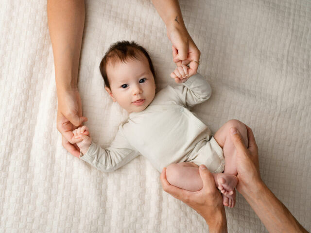 usměvavé miminko v šátku na focení miminek v Praze 8