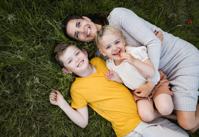 lifestyle rodinné focení v přírodě přirozená fotka veselé rodiny v trávě
