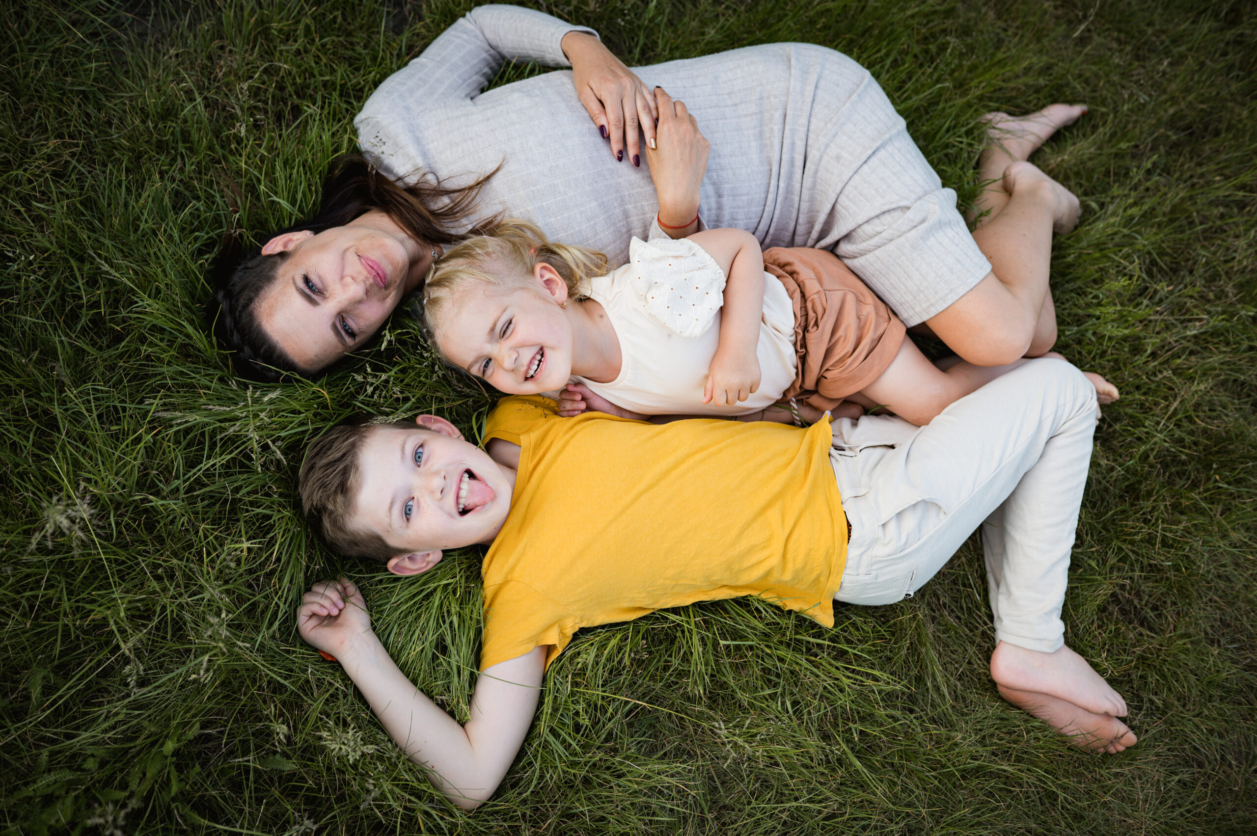 lifestyle rodinné Foceni maminka s dětmi ležící v trávě