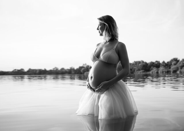 těhotenské foto těhu focení v přírodě západ slunce ve vodě fotografka Málková Markéta