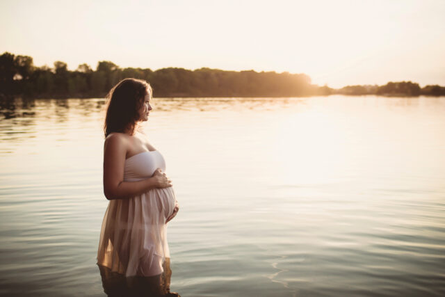 těhotenské foto západ slunce ve vodě