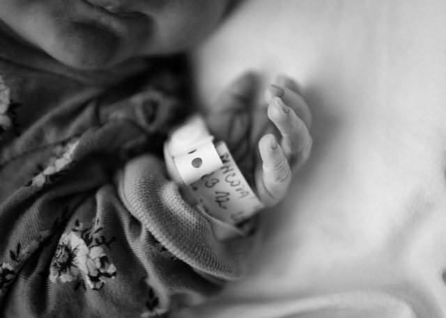 černobílý detail ručičky novorozence z focení v porodnici
