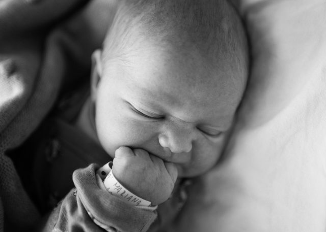 newborn miminko z focení v porodnici Mělník fresh 48