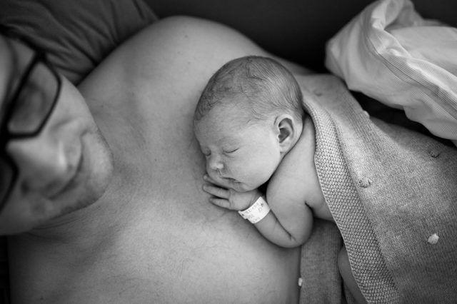 novorozené miminko v porodnici Mělník z profesionálního focení v porodnici fresh 48