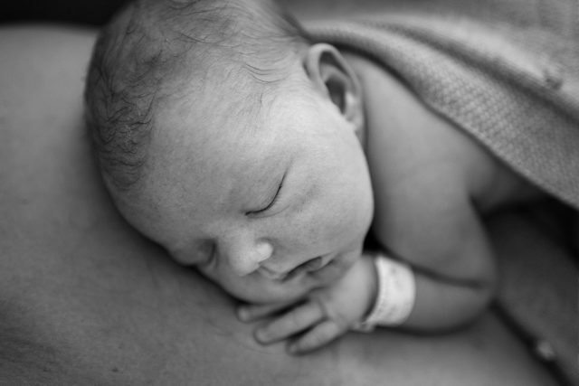 detail tváře novorozené miminko v porodnici Mělník z profesionálního focení v porodnici fresh 48