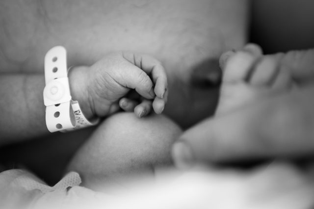 detail ručičky novorozence z focení v porodnici fresh 48