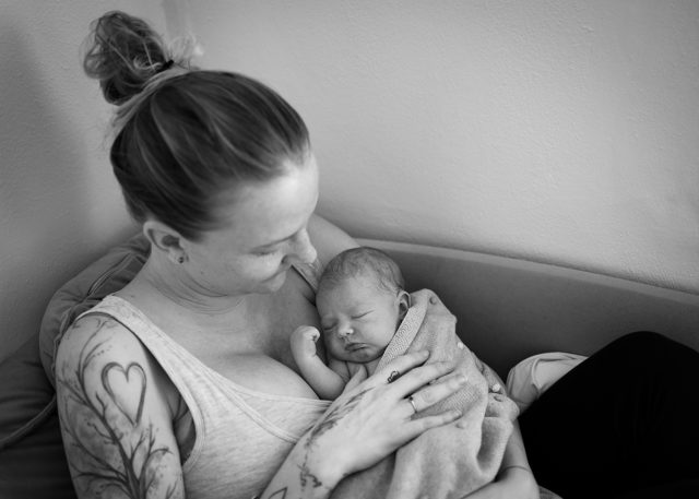 maminka po porodu v porodnici fresh 48 focení newborn v porodnici