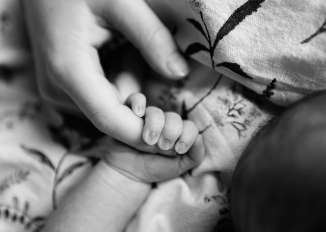 detail ručičky newborn focení v porodnici fresh 48