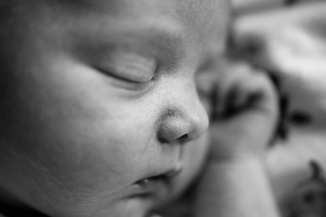 detail miminka z focení v porodnici
