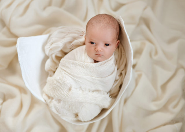 novorozené miminko v sádrové skořápce ve fotoateliéru v Praze