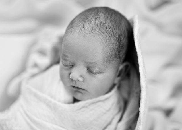 novorozené miminko v sádrové skořápce ve fotoateliéru v Praze detail obličeje