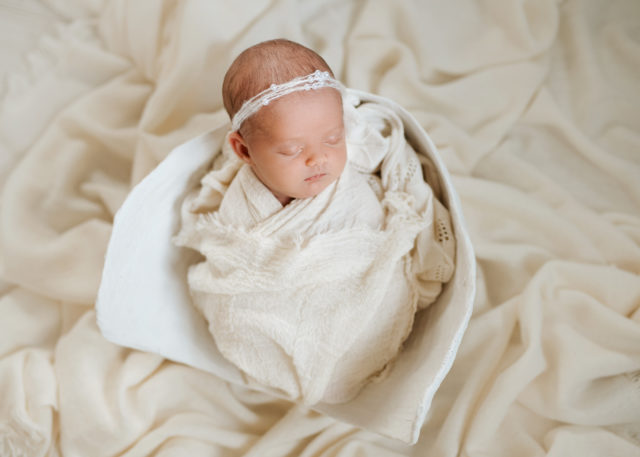 novorozené miminko v sádrové skořápce ve fotoateliéru v Praze