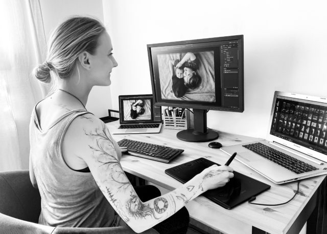 fotografka Markéta Málková Praha pracující u stolu s monitorem a grafickým tabletem