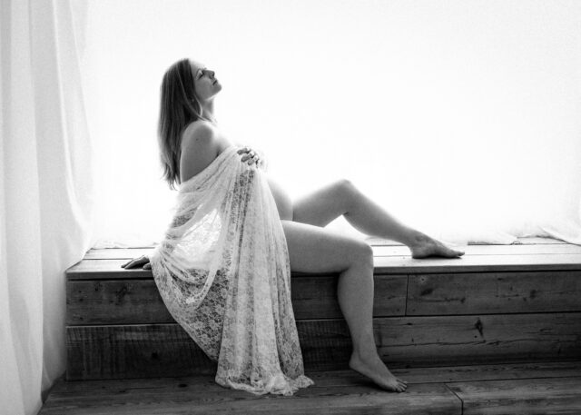 černobílá fotografie z těhotenského focení v Praze v ateliéru