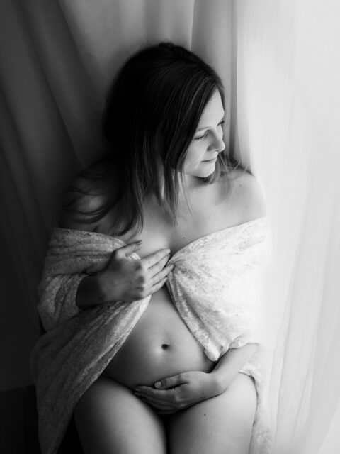lifestyle černobílá fotografie těhotné ženy v boho ateliéru