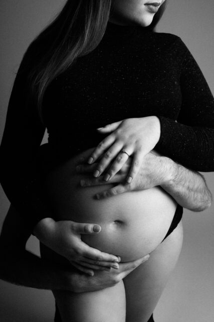 detail těhotenského bříška z párového focení v Praze ve fotoateliéru