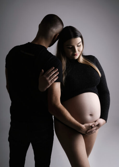 párové focení s těhotenským bříškem ve fotoateliéru v Praze