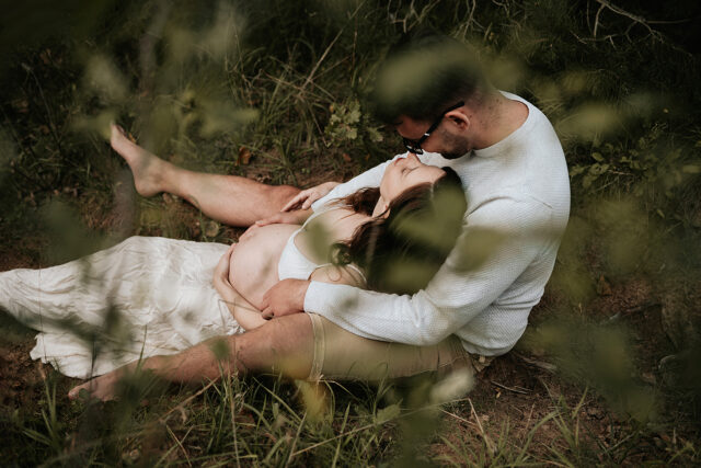 umělecká fotografie těhotenství zamilovaného páru v přírodě