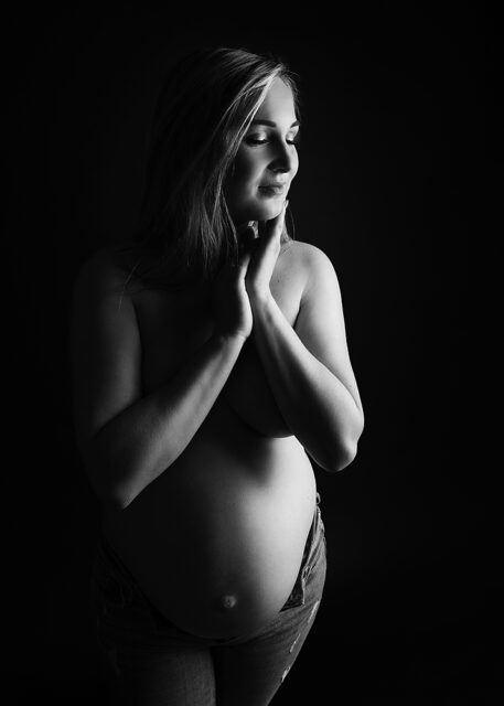 černobílý detail těhotné ženy v ateliéru