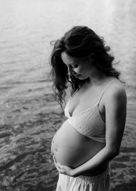 těhotenské focení ve vodě černobílá fotka nastávající maminky