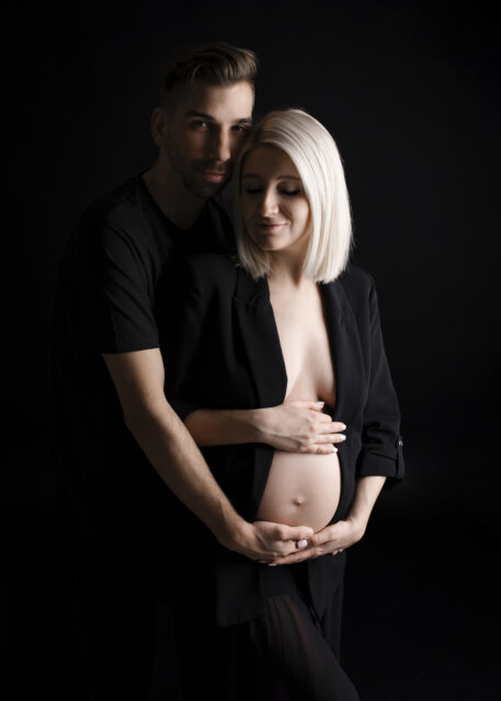 párová fotografie na černém pozadí z těhotenského focení v ateliéru v Praze 8