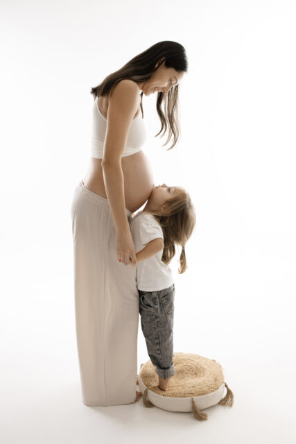 barevná silueta maminky a dcery na těhotenském focení v ateliéru v Praze